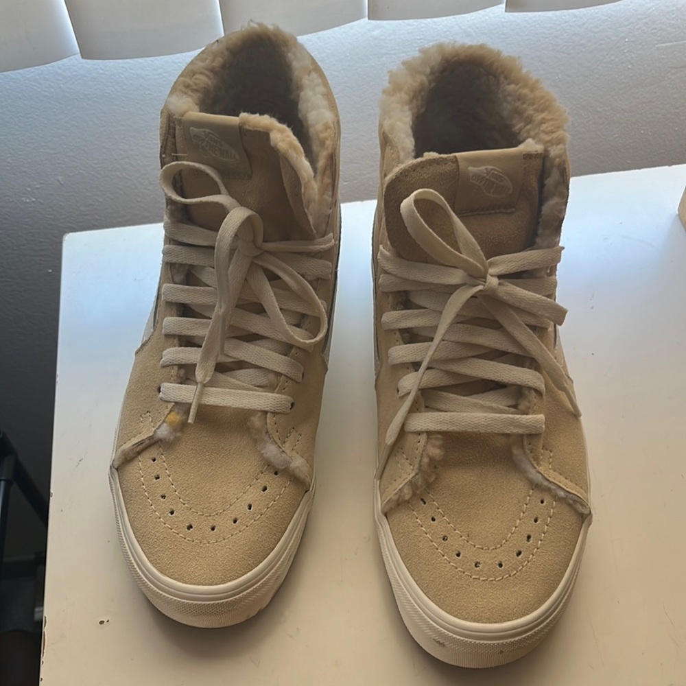 Vans men sk8 hi cozy hug. Very warm shoes for winter.